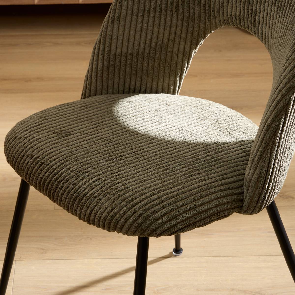 Chaise Raven H.81cm tissu côtelé vert