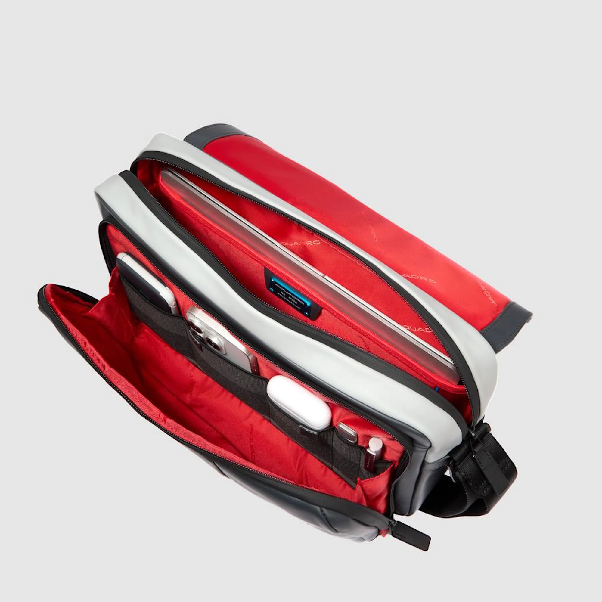 Piquadro Borsa messenger in pelle porta pc con tasca per AirPods®, protezioni antiurto e RFID