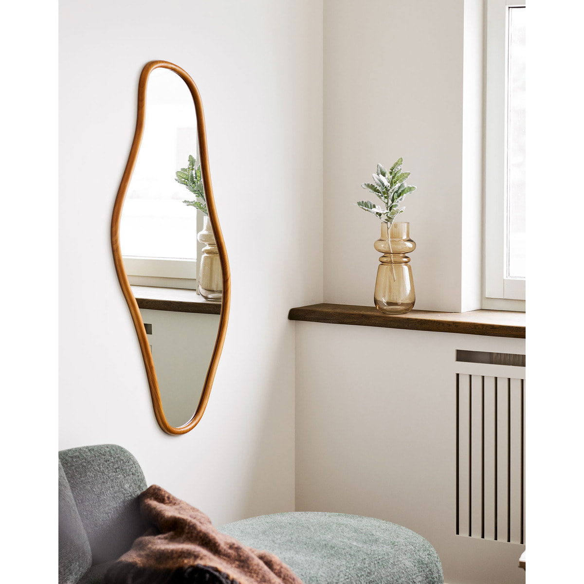 Specchio Brandsby forma organica in pino naturale FSC 60×120 cm