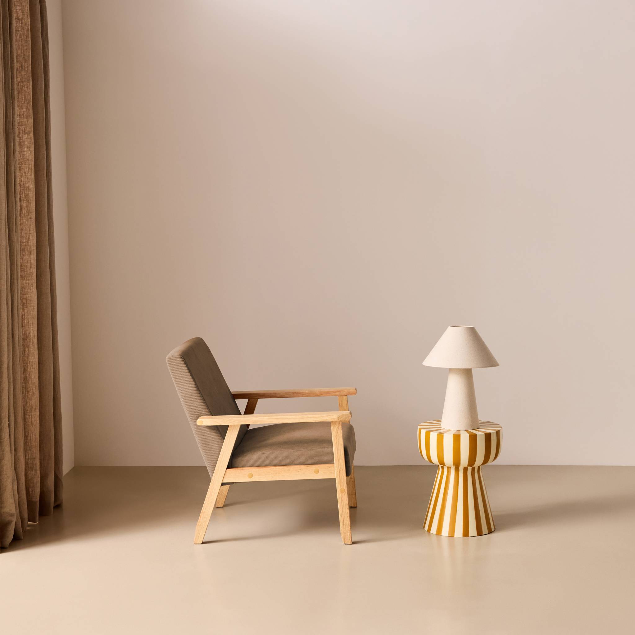 Fauteuil scandinave bois de peuplier, d'hévéa et velours côtelé ISAK