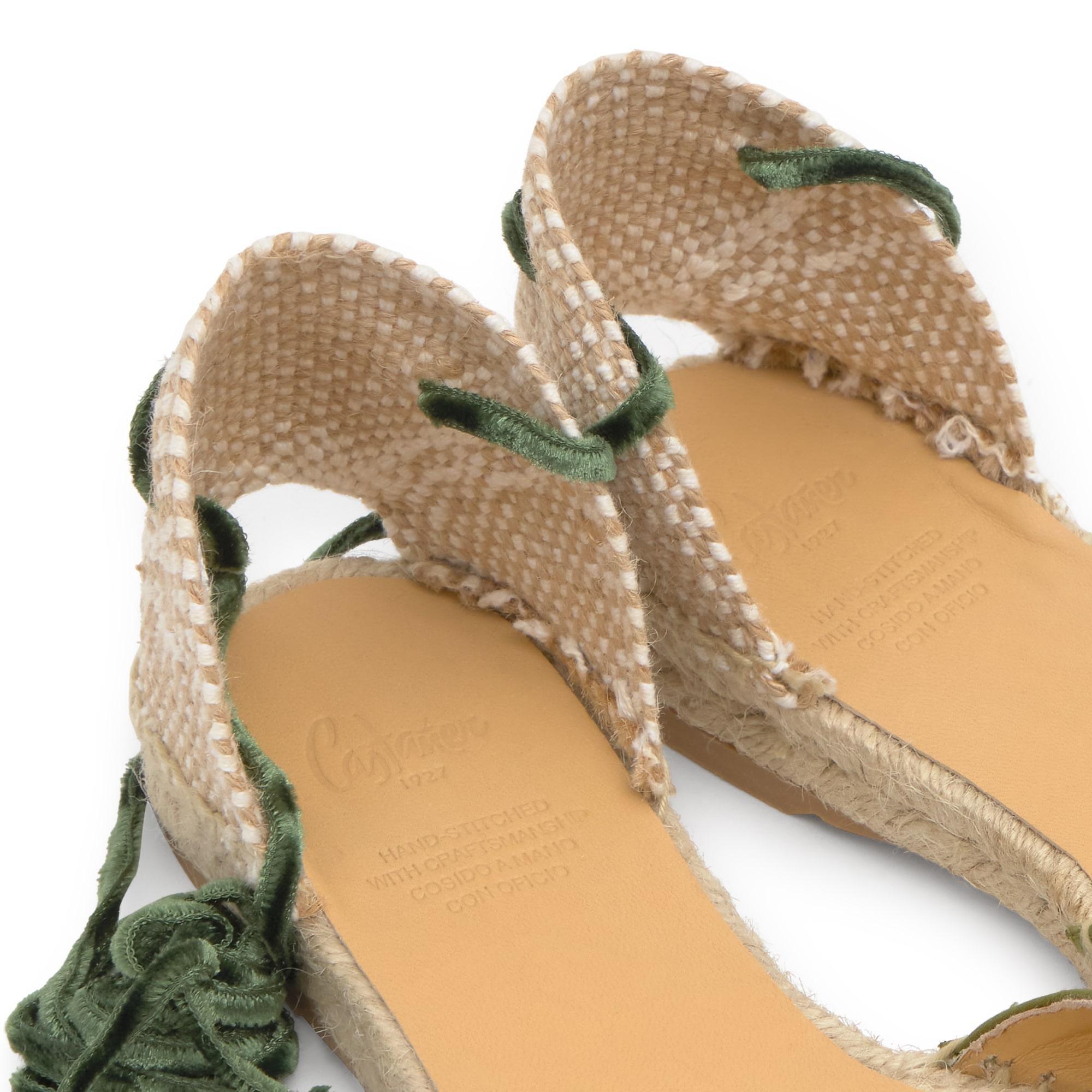 Alpargata plana Brava en raso con cordones de terciopelo y punta afilada