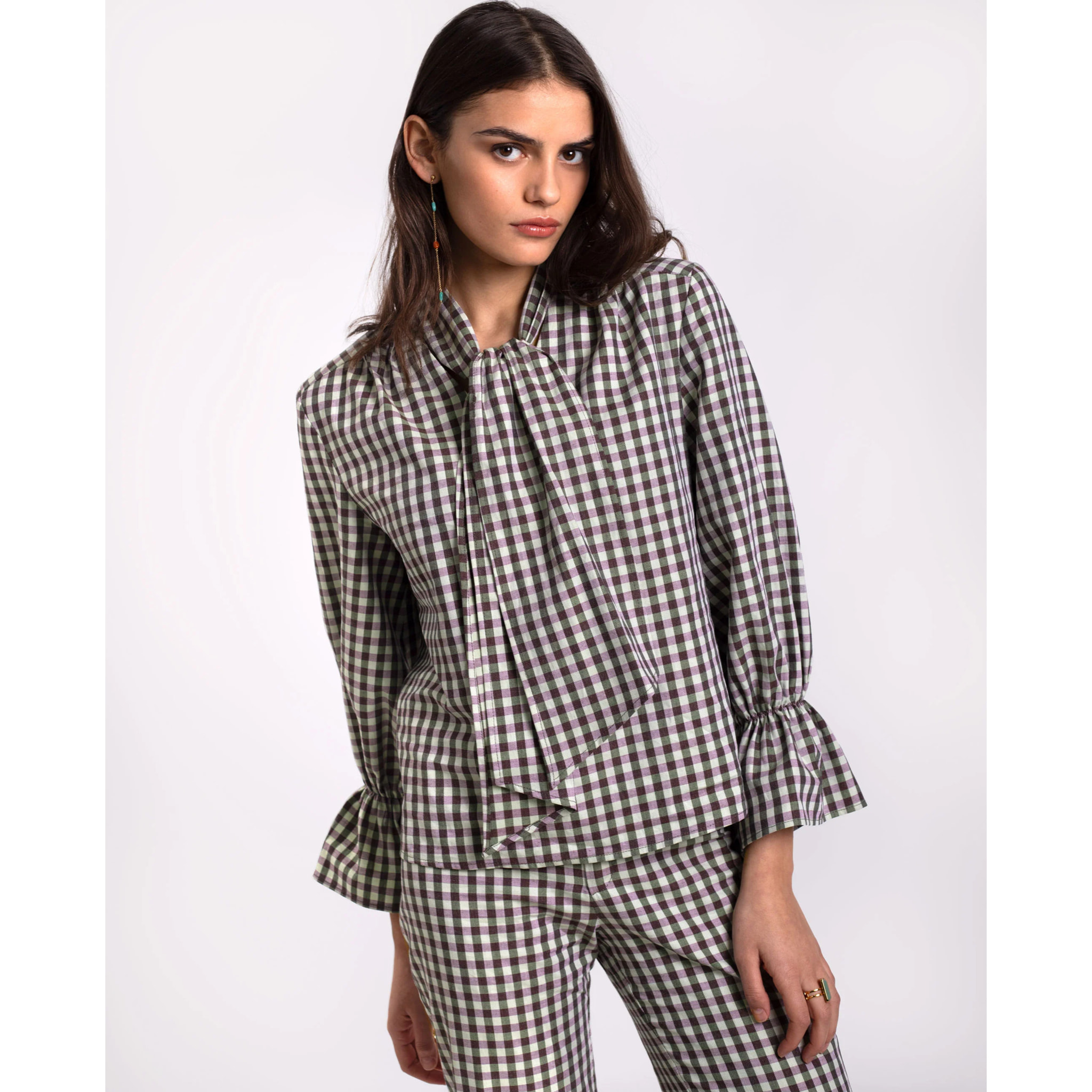 Blusa con lazada y manga con volante