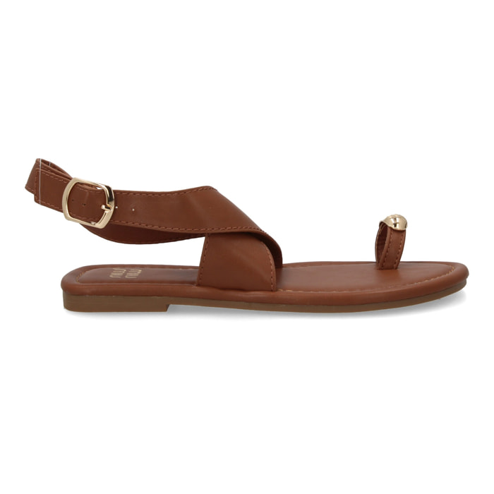 Sandalias planas elegantes mujer con adorno metálico.