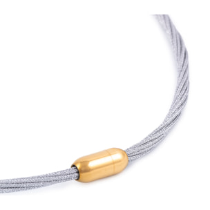 Collar multihebra entrelazada de hilo de nylon plateado con cierre magnético de cobre dorado.