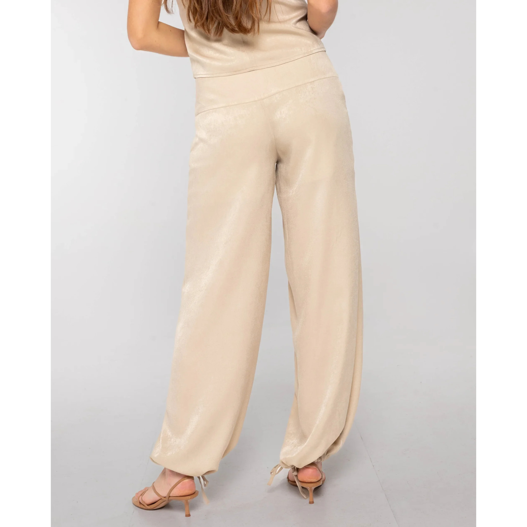 Pantalón recto de tiro medio bordado de mujer