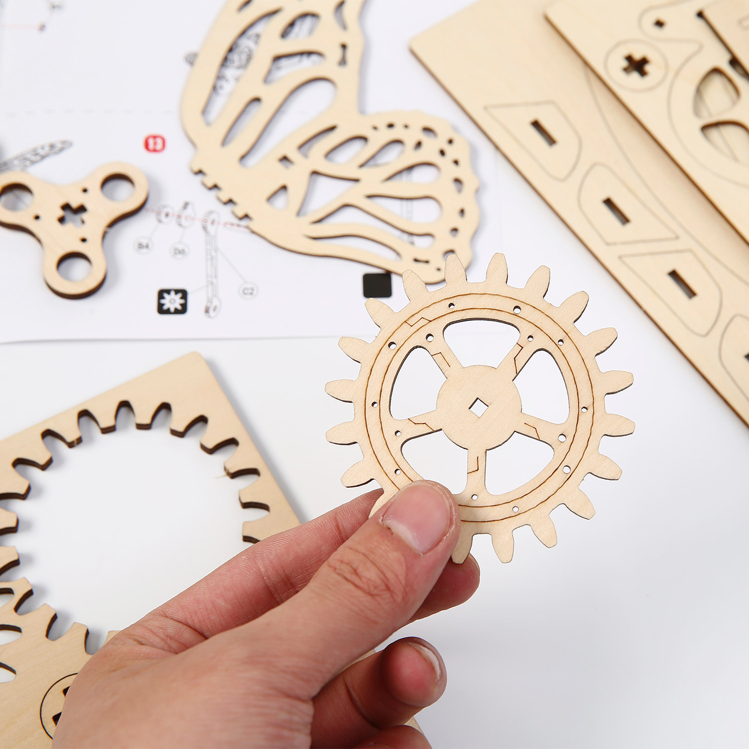 Modello in Legno 3D, design della Farfalla con movimento meccanico. 138 pezzi.
