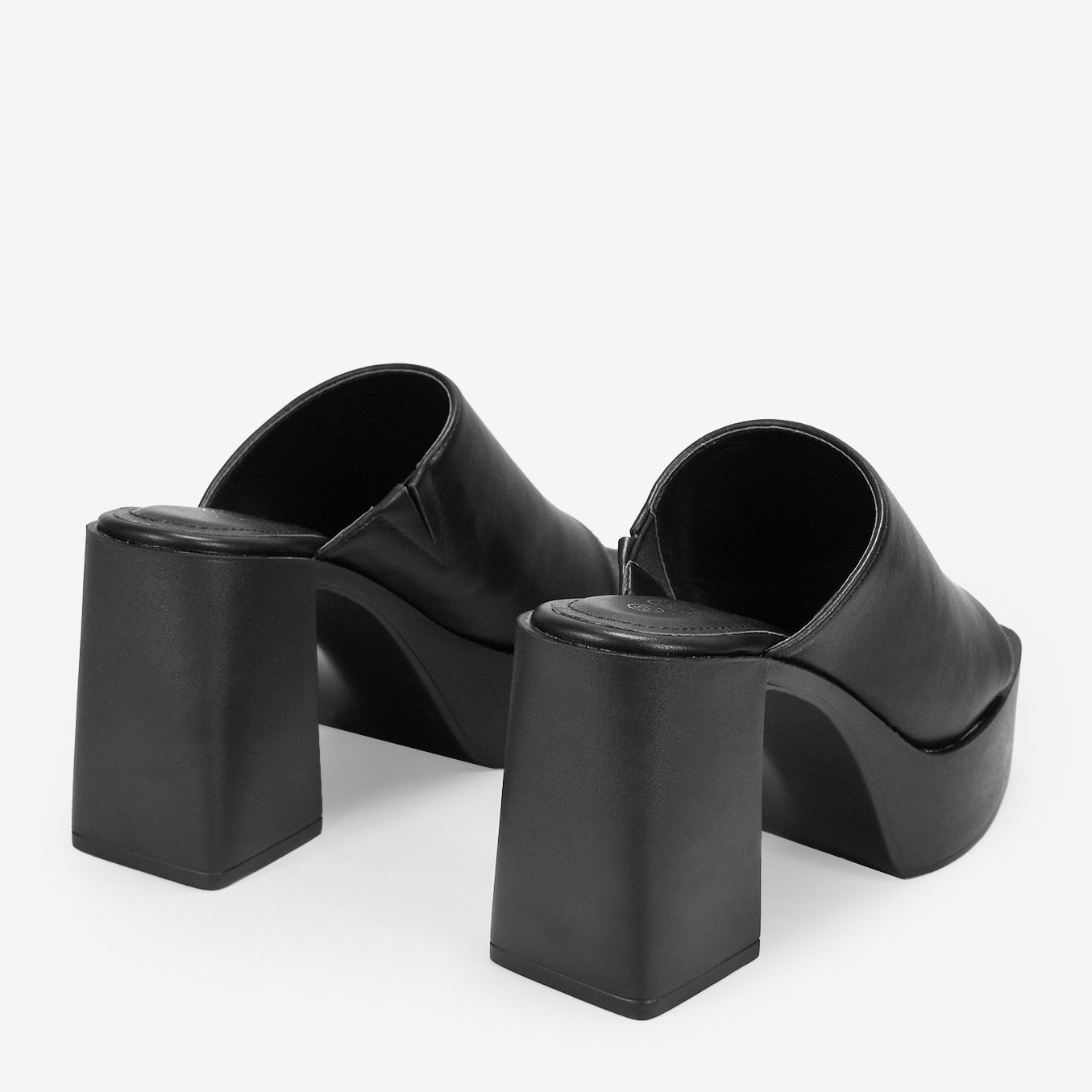 Sandalias mule negras con tacón ancho