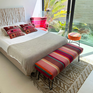 Banc en tissu coloré et pieds en métal noir CHAQUIRAS
