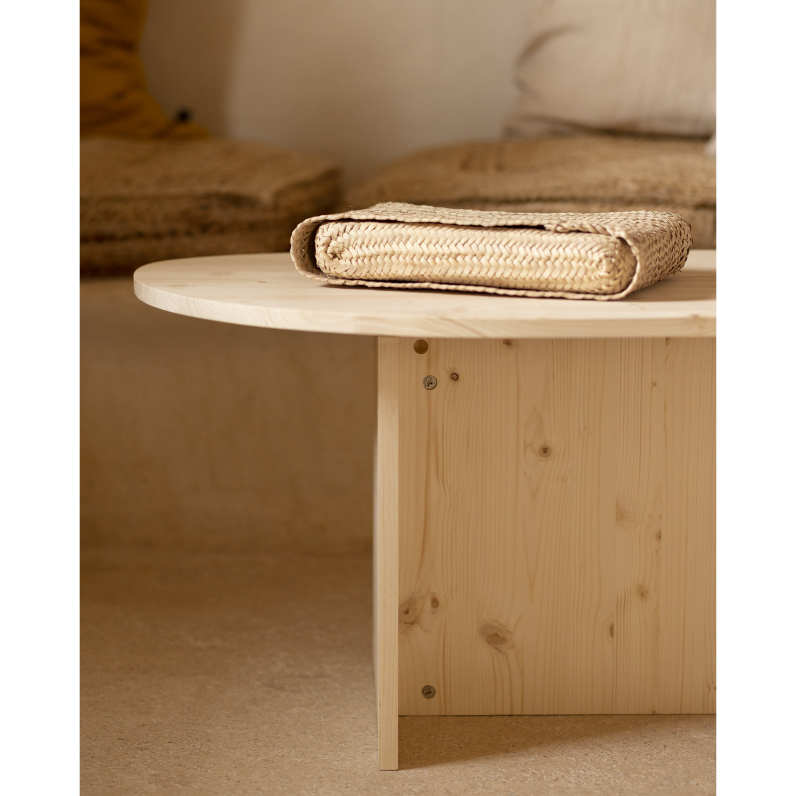 Table basse en bois massif ton naturel de 129cm Hauteur: 43.25 Longueur: 128.6 Largeur: 54.6