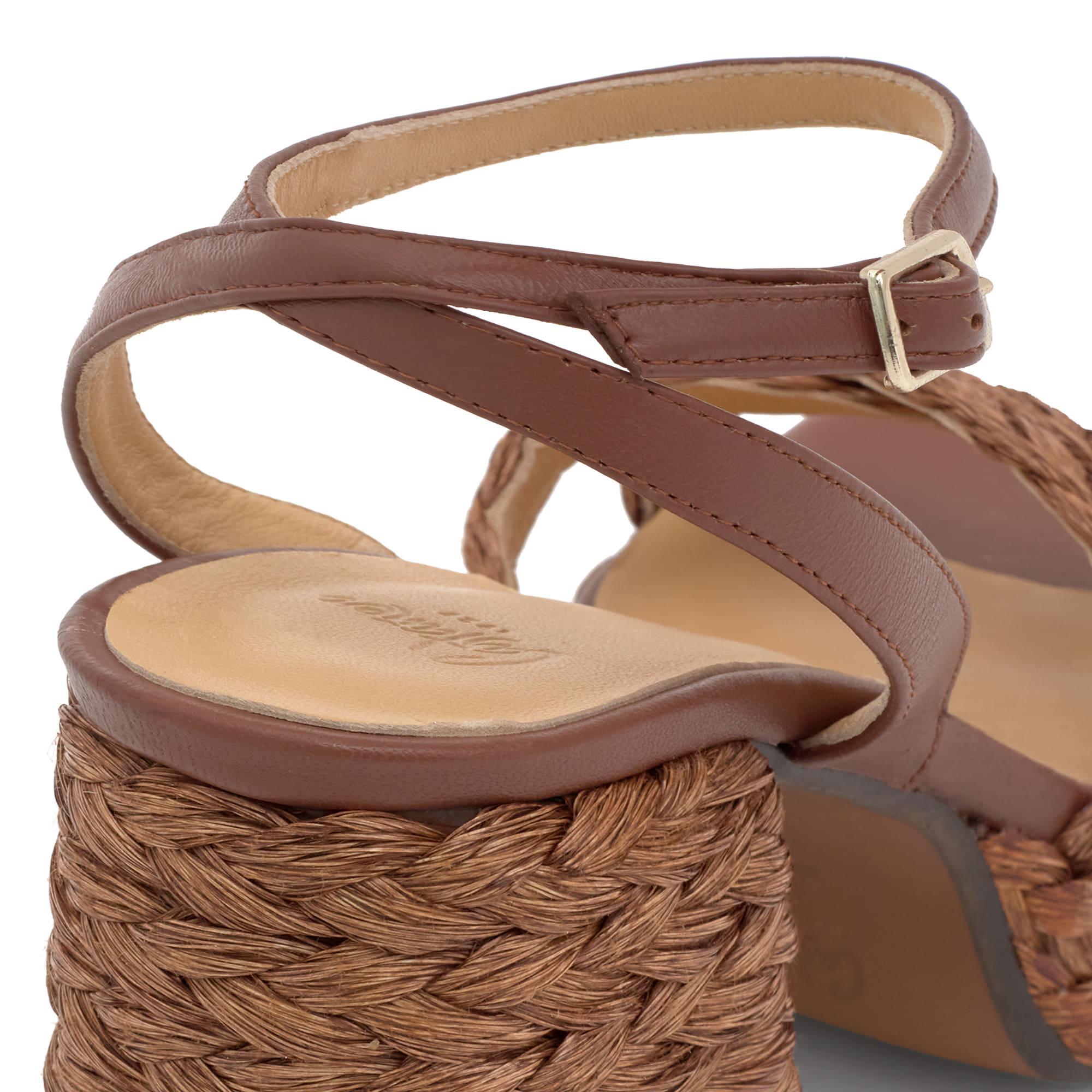 Sandalia de tacón Valeriette en rafia natural con cierre de pulsera