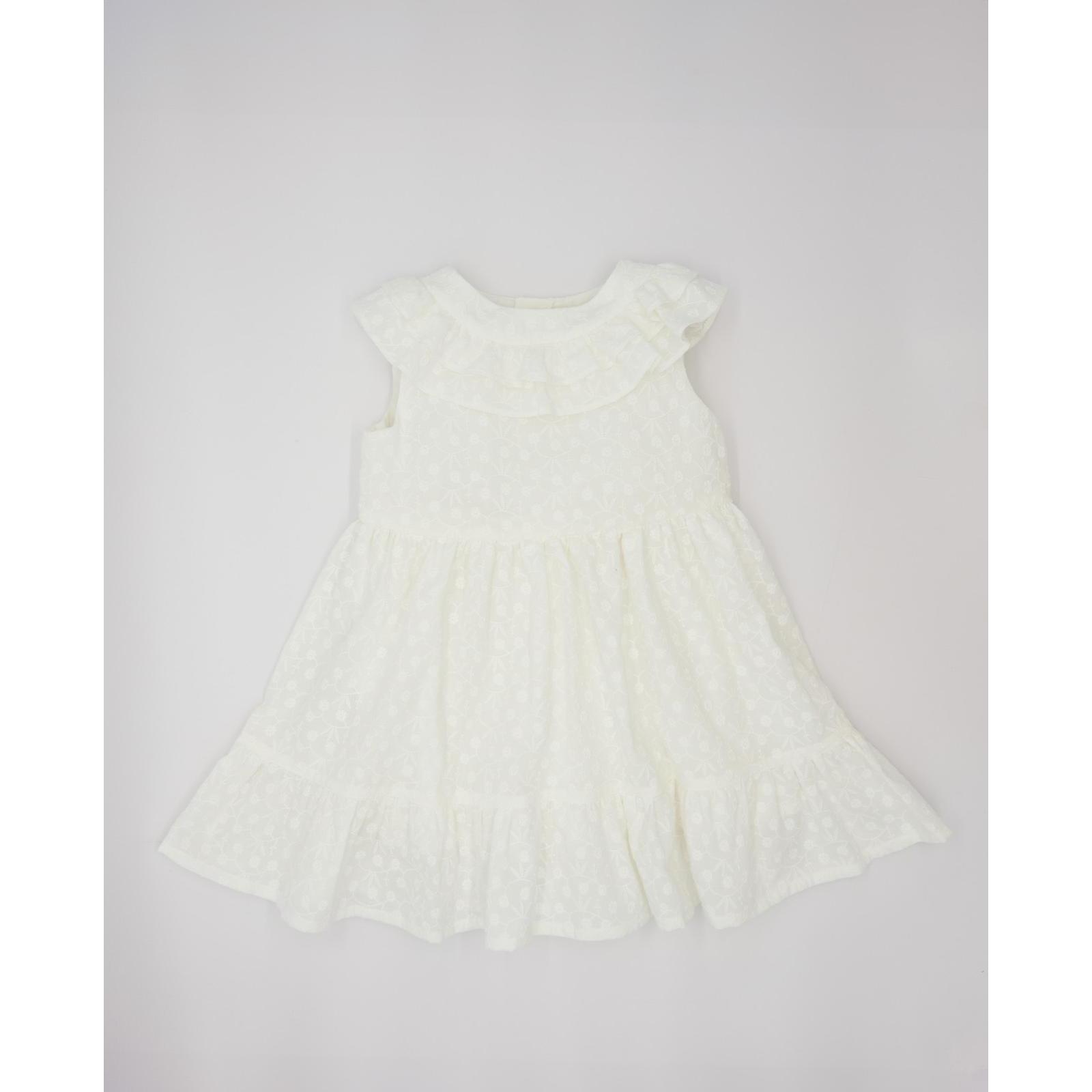 Vestido de voile bordado blanco. De tirantes con doble volante en el cuello, falda fruncida con volante.