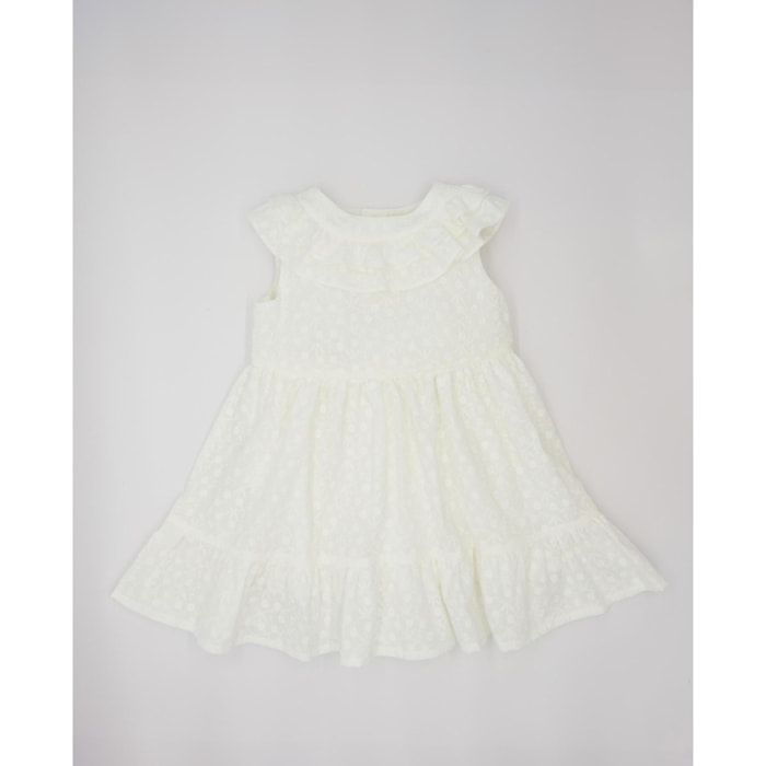 Vestido de voile bordado blanco. De tirantes con doble volante en el cuello, falda fruncida con volante.