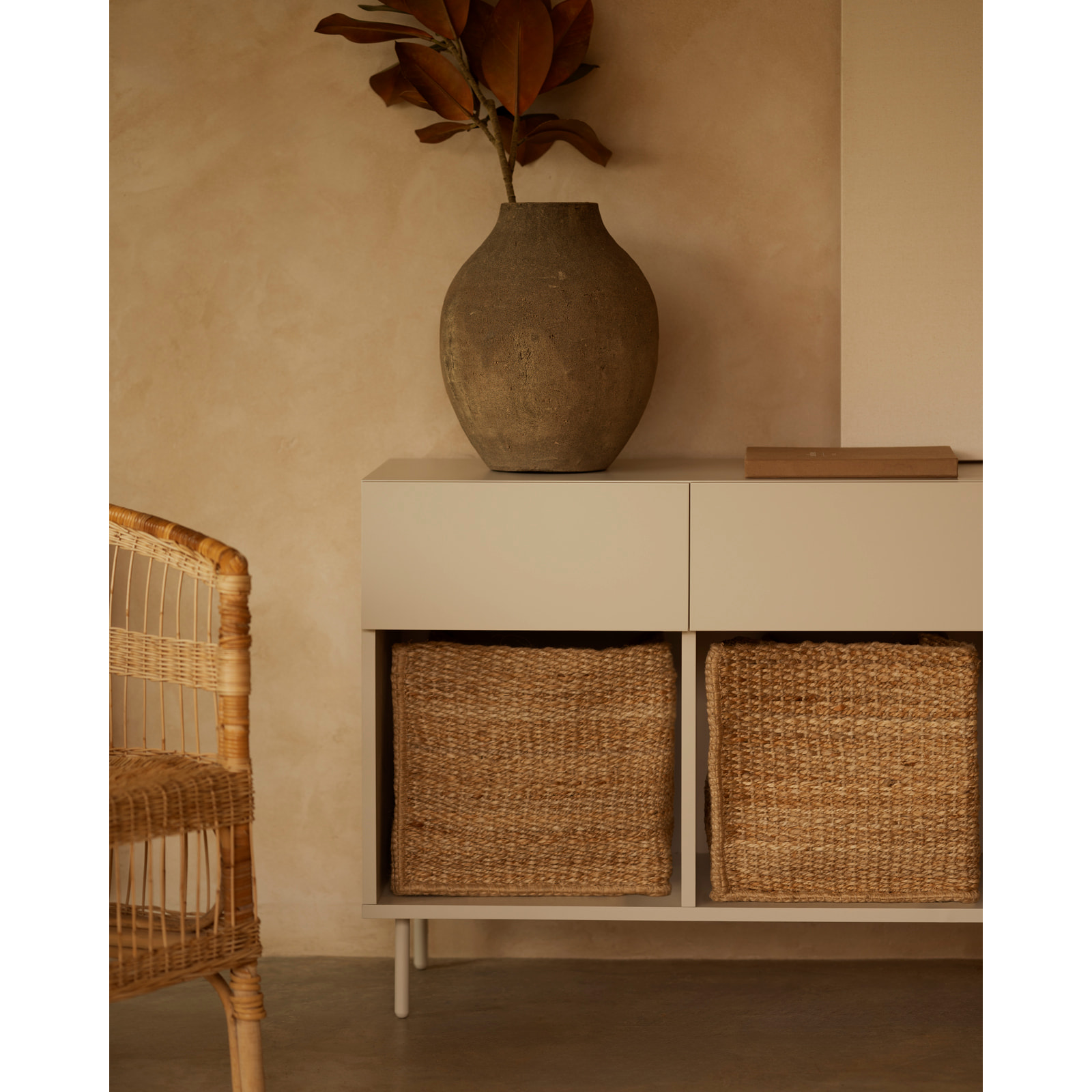 Buffet avec 4 tiroirs laqué en teinte sable de 176x40cm Hauteur: 75 Longueur: 176 Largeur: 40