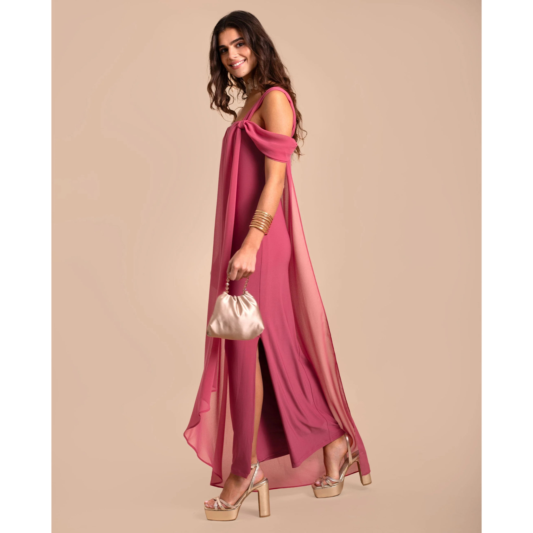 Vestido escote bardot con capa