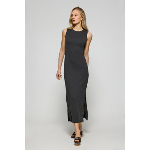 Vestido negro largo y acanalado con monograma bordado