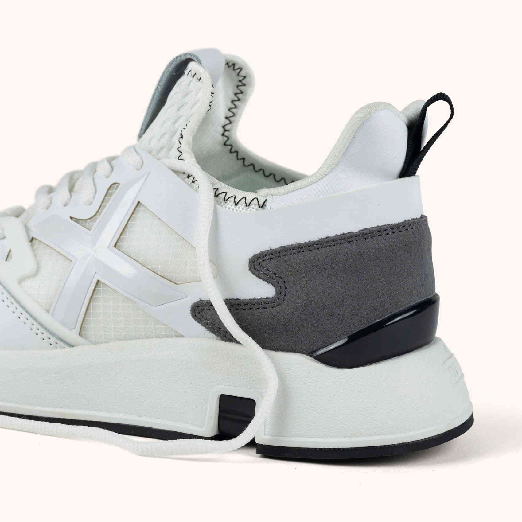 Sneakers de diseño contemporáneo y estilo urbano Blanco y Gris MUNICH CLICK 106