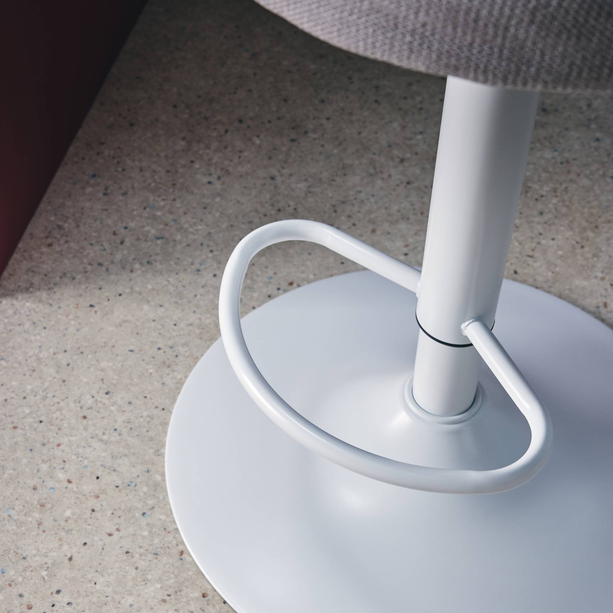 Tabouret de bar ajustable métal et tissu avec base blanche 65/86,5cm (lot de 2) ABBY