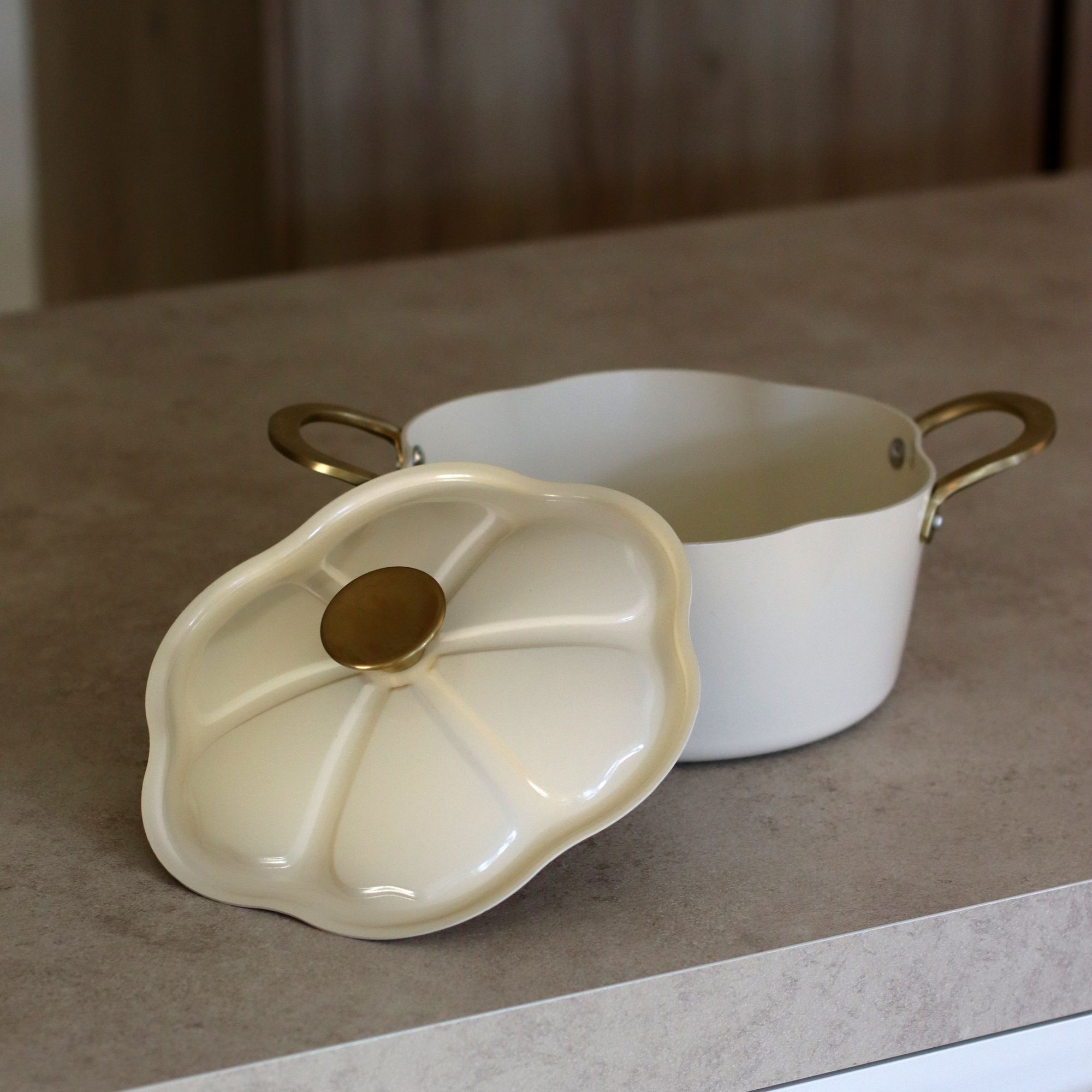 Faitout en aluminium recyclé beige 24cm en forme de fleur DAHLIA