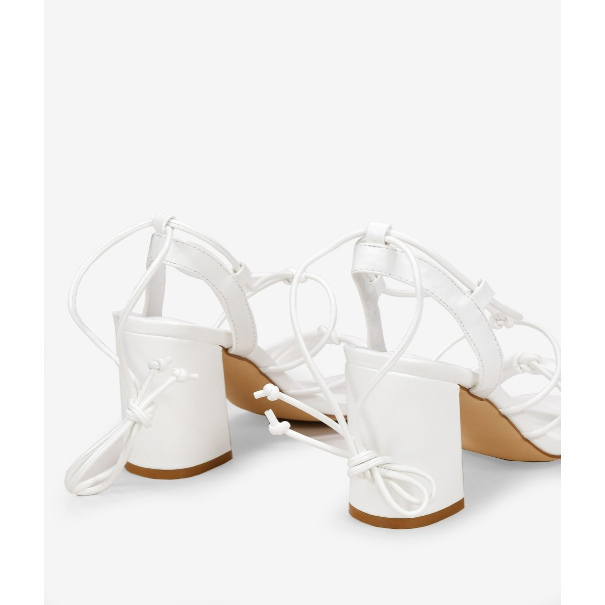 Sandalias de tacón blancas con cuerdas