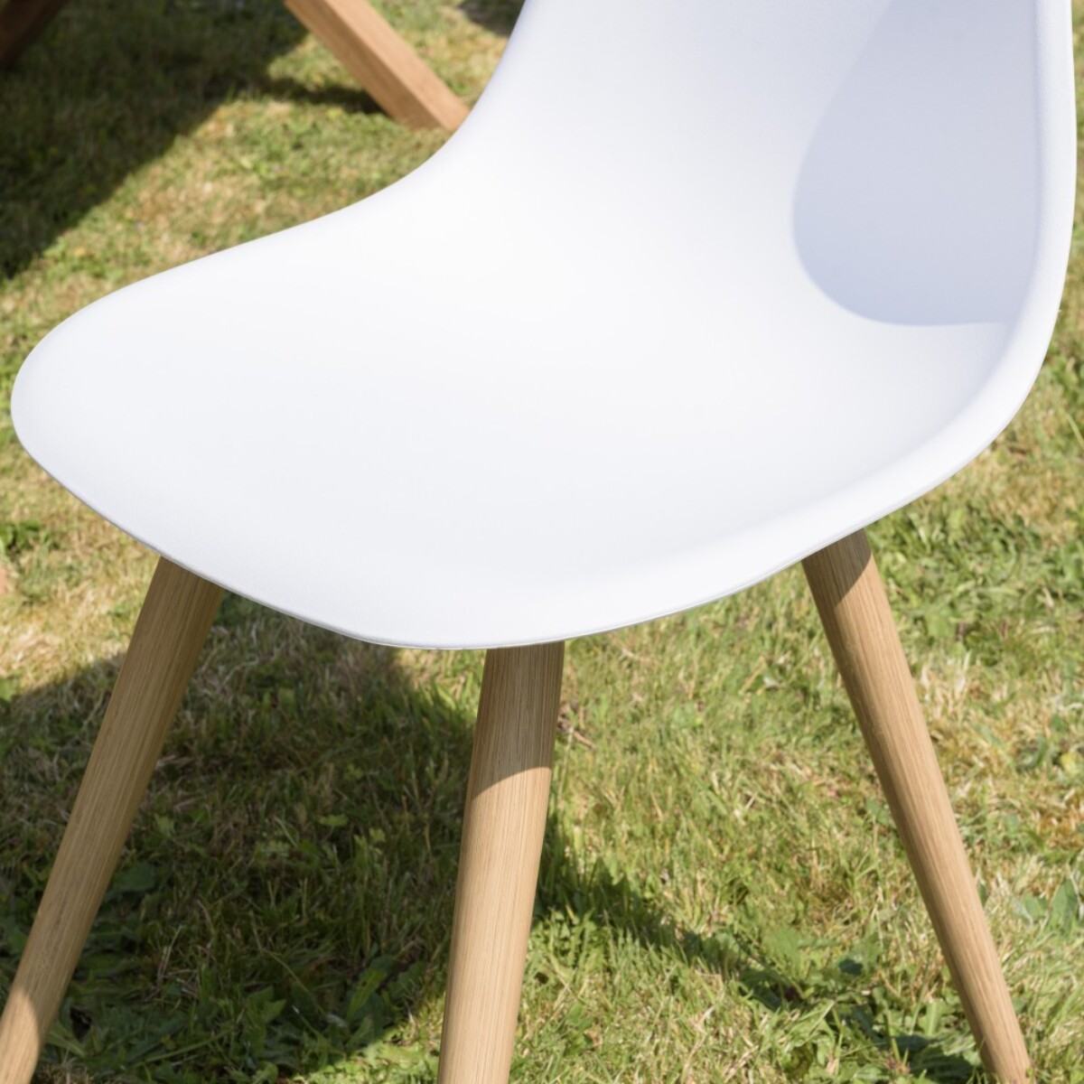 MALO - Lot de 2 chaises blanches pieds couleur naturelle
