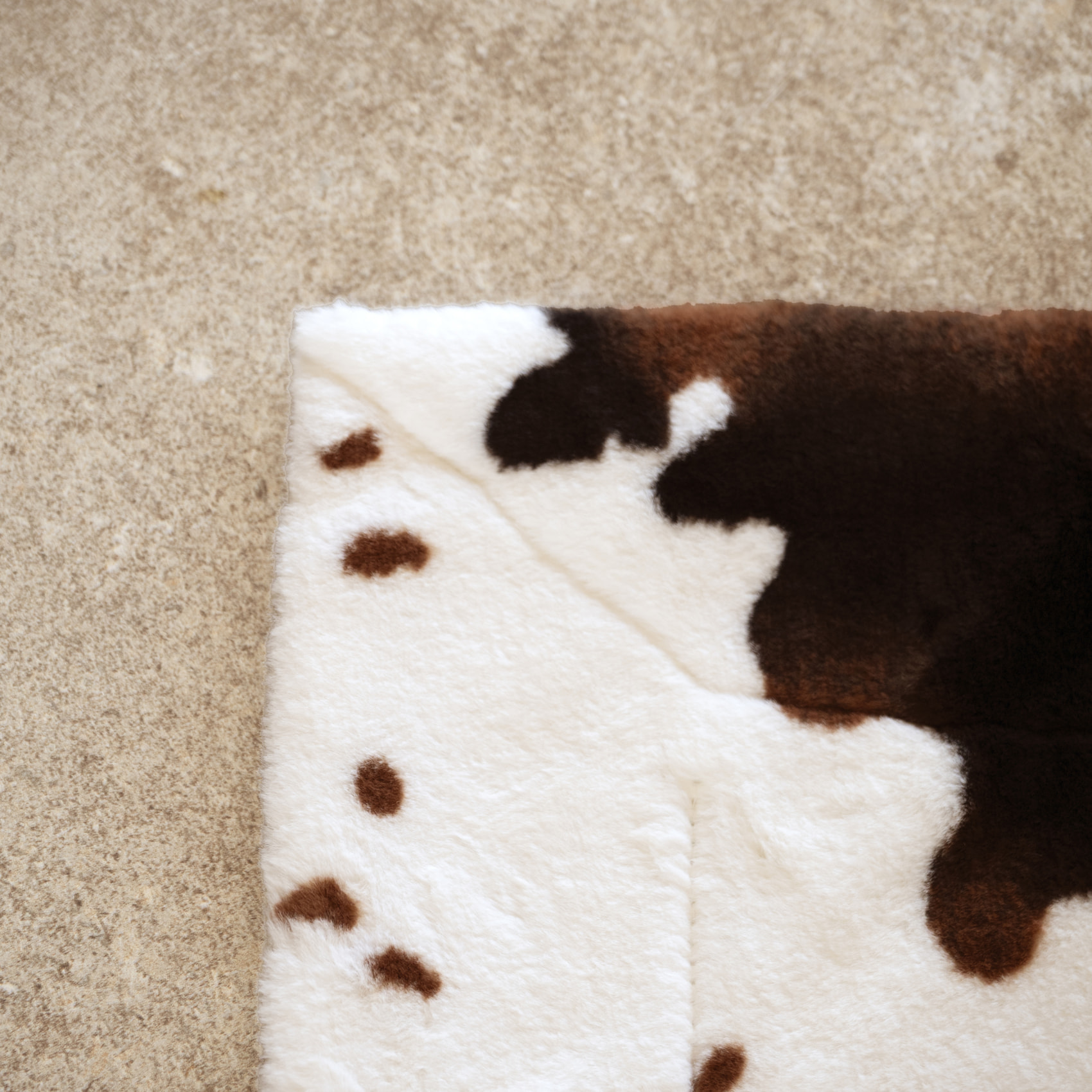 Plaid doux à motif peau de vache avec dos en velours - Marron Foncé