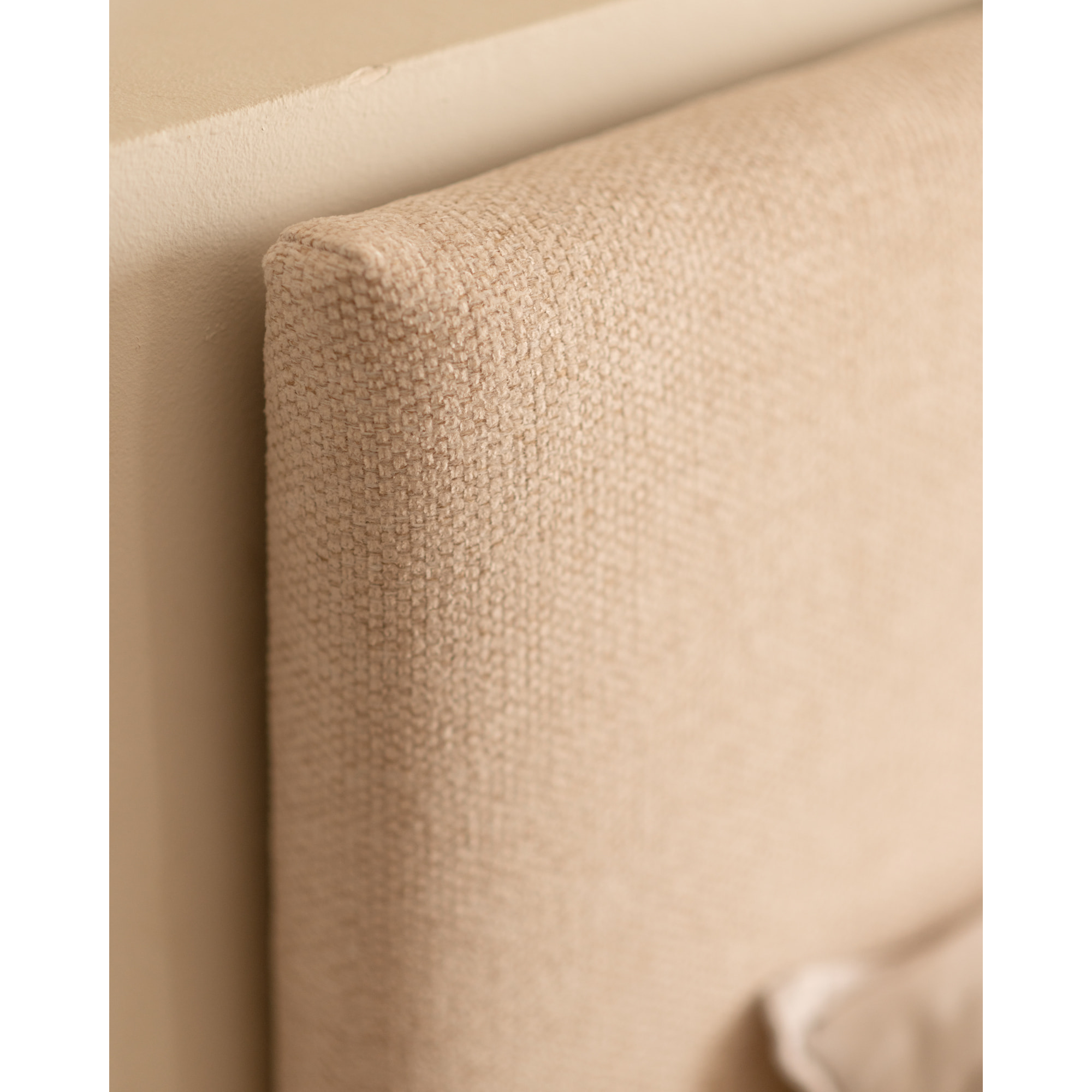 Pack tête de lit rembourrée beige et 2 tables de chevet flottantes en bois massif ton chêne foncé en différentes tailles