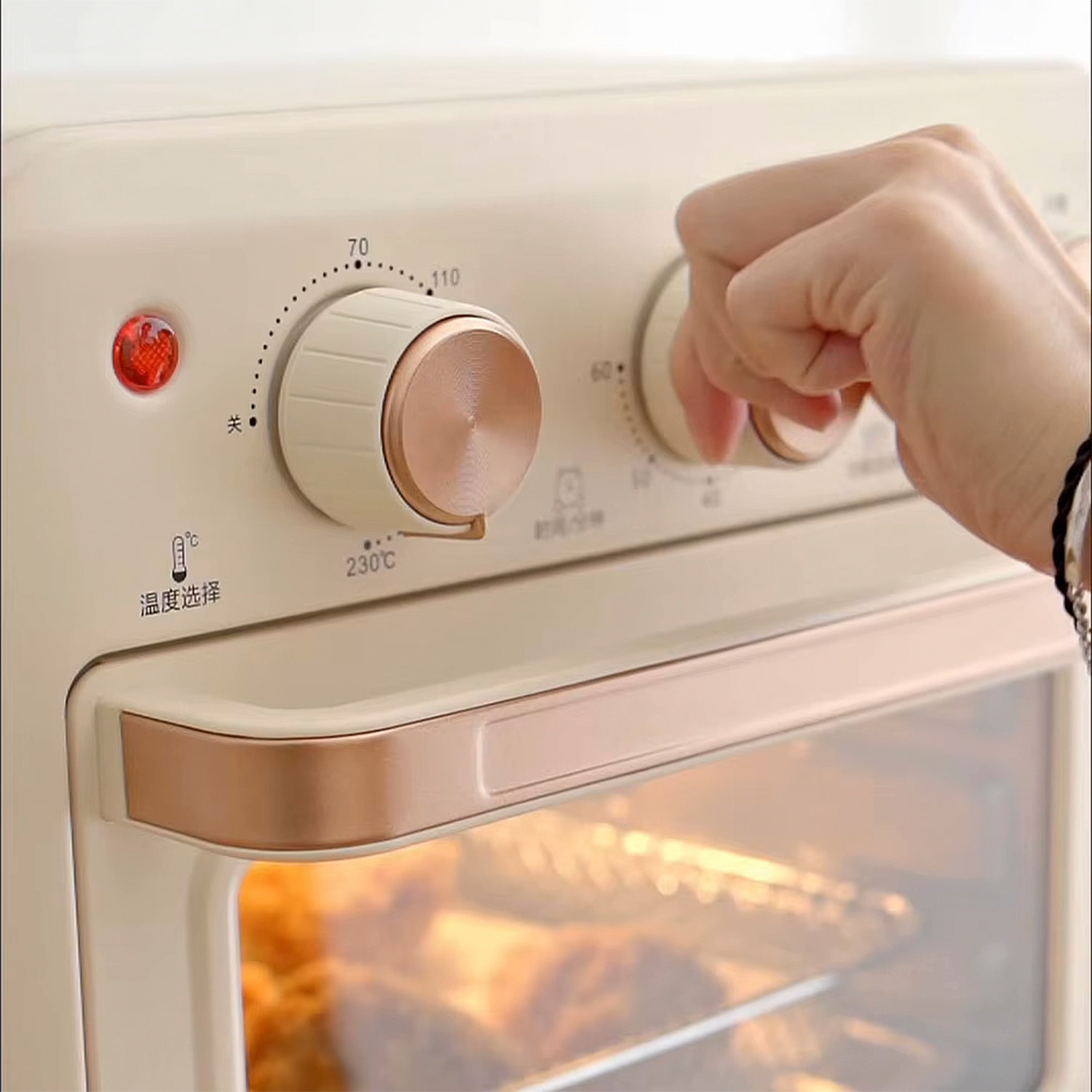 Horno freidora de aire con 15 litros de capacidad. Panel de control mecánico y 1300W de potencia.