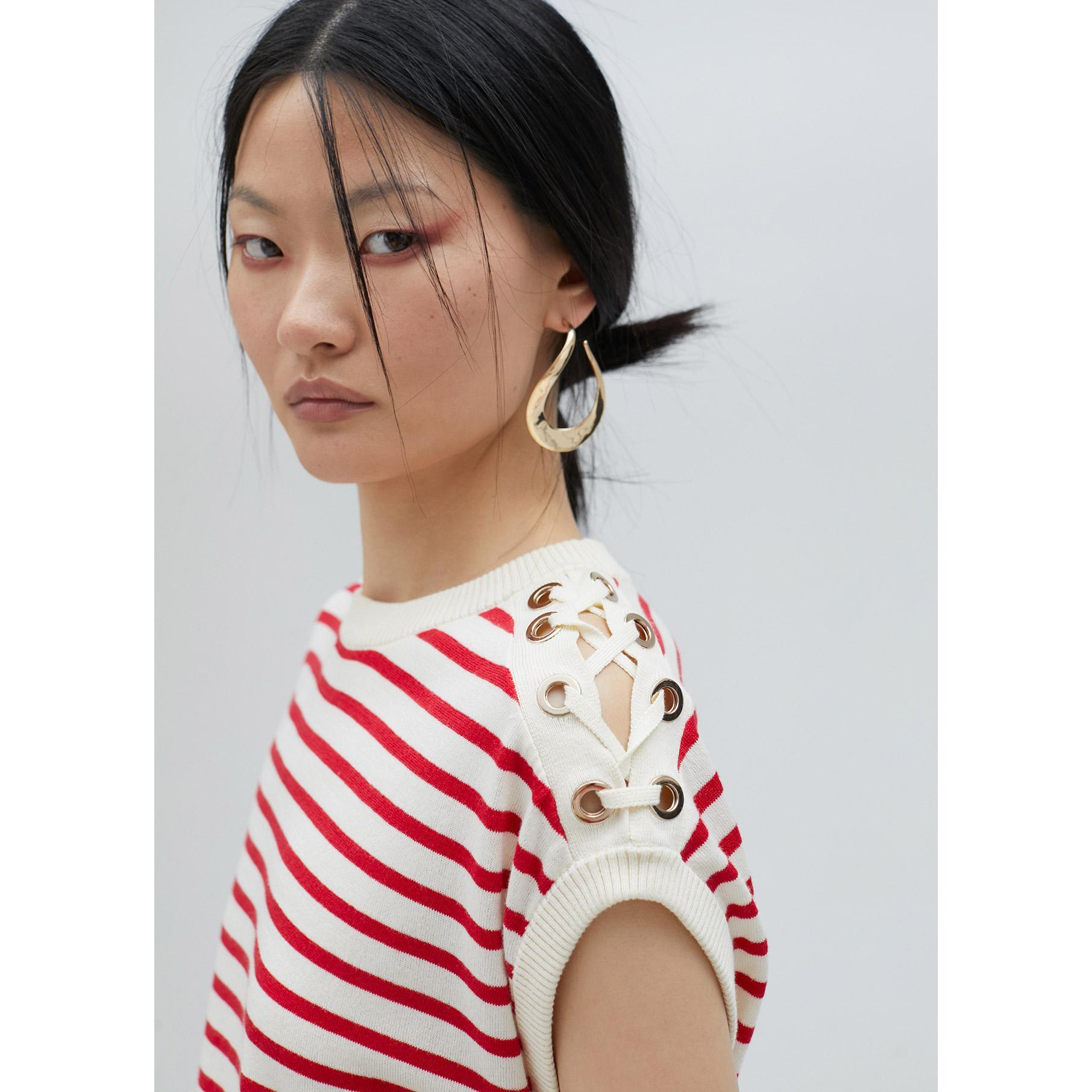 Top a righe con occhielli