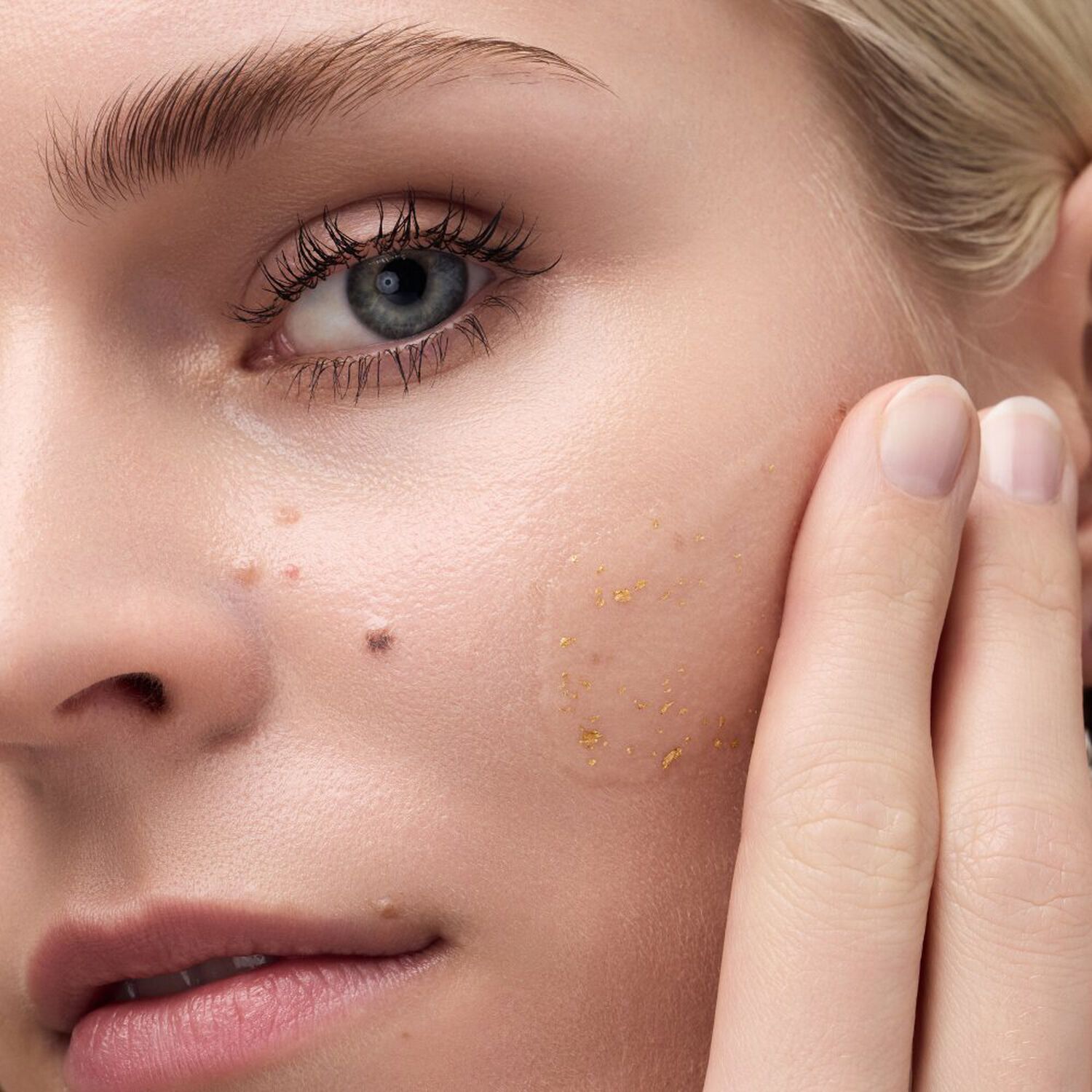 Glam In Gold Hydrating Primer - Base de Teint Hydratante Flocons d'Or
