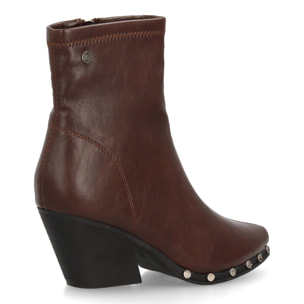 Botin de mujer con tacon y tachuelas.