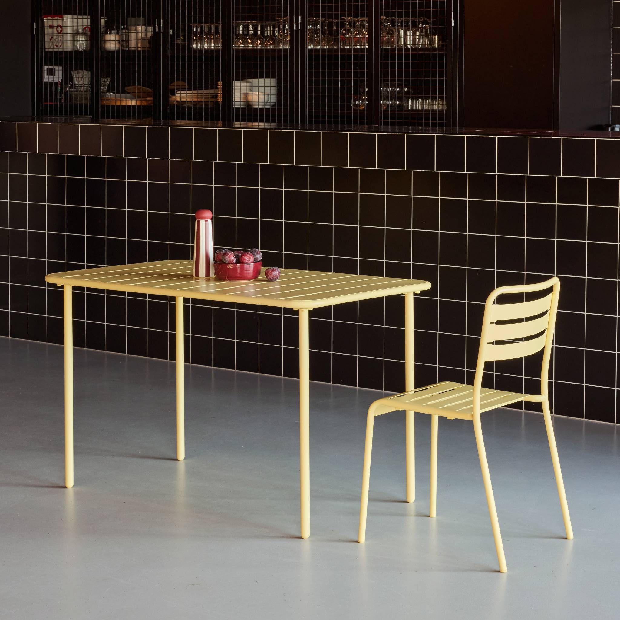 Table de jardin métal 4 places. jaune. Amelia. 120x70cm. traitement antirouille. lattes et bords arrondis