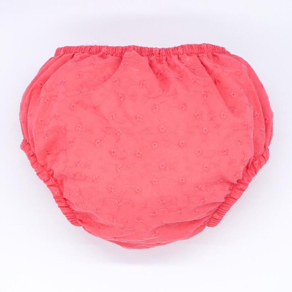 Cubrepañal de voile bordado coral. Elastico en la cintura y en las piernas.