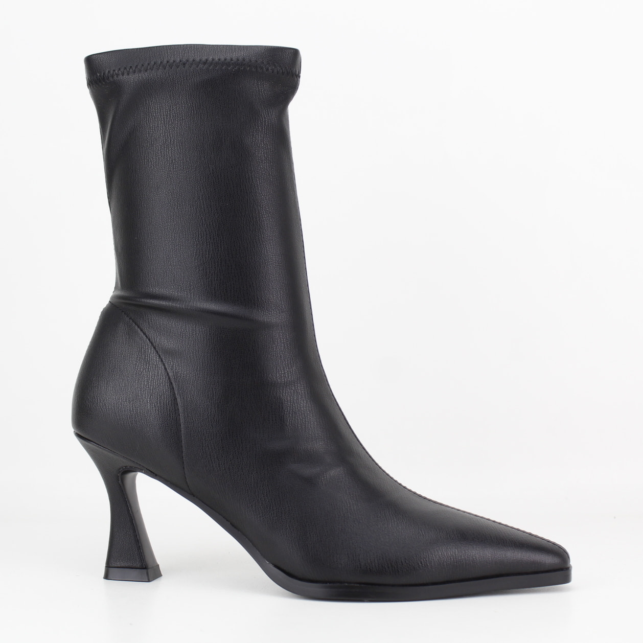 Botines en negro. Tacón de 7 cm