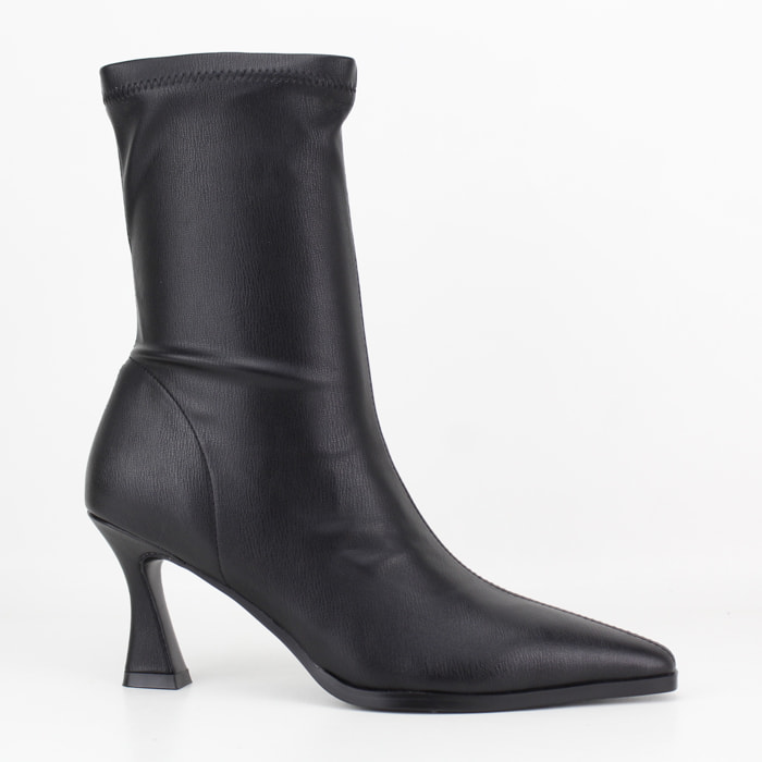Botines en negro. Tacón de 7 cm