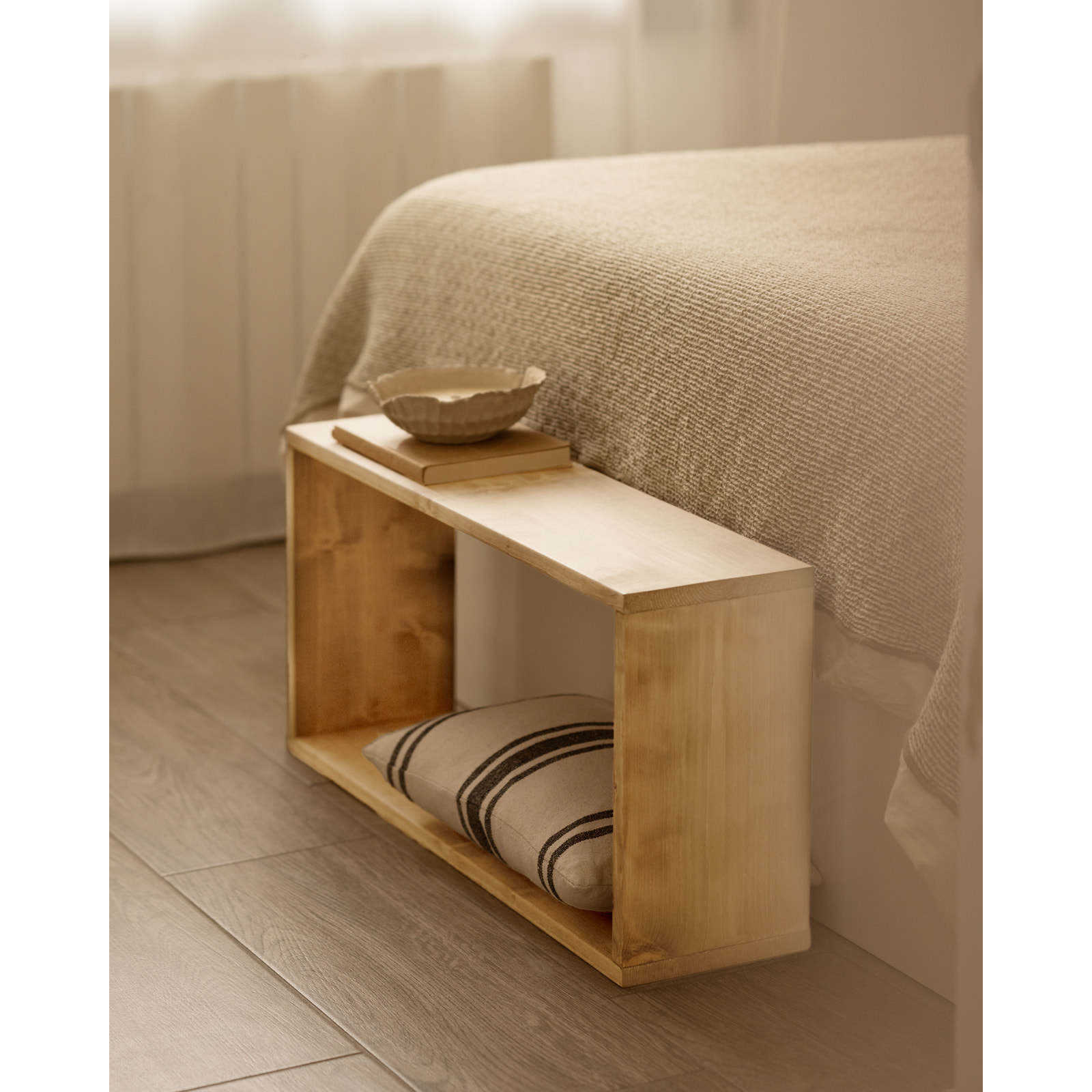 Mueble auxiliar de madera maciza en tono roble medio Alto: 38 Largo: 80 Ancho: 20