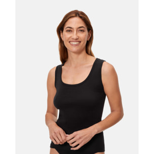 Camiseta de tirantes anchos de patrón básico con escote redondo ligeramente escotado