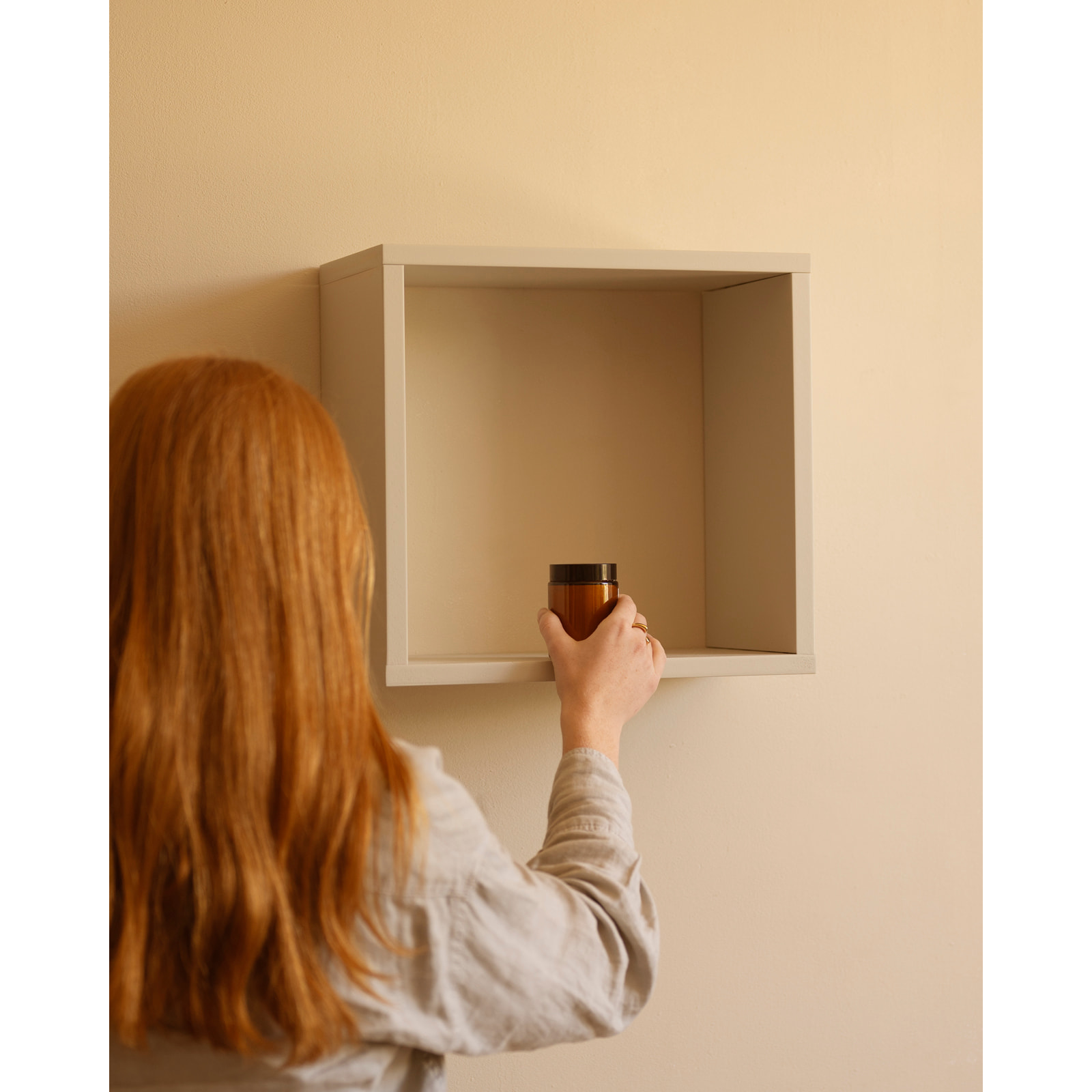 Étagère en bois laqué ton beige Hauteur: 38 Longueur: 40 Largeur: 20