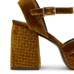 Sandalia de tacón Vero en terciopelo con cierre de hebilla