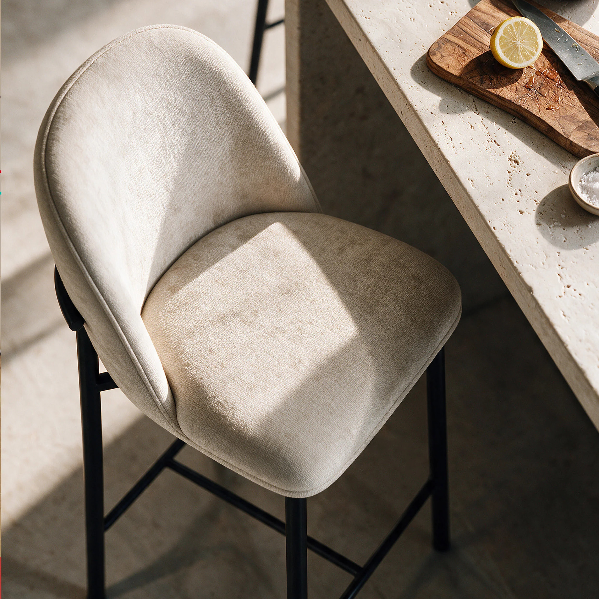 Lot de 2 chaises pour îlot central 67 cm en tissu beige - Noah