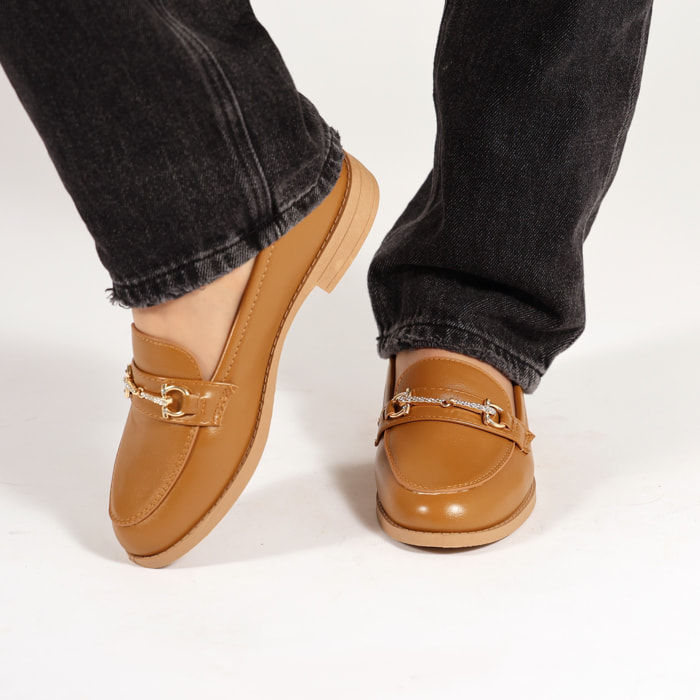 Mocassini in simil pelle con dettaglio color oro