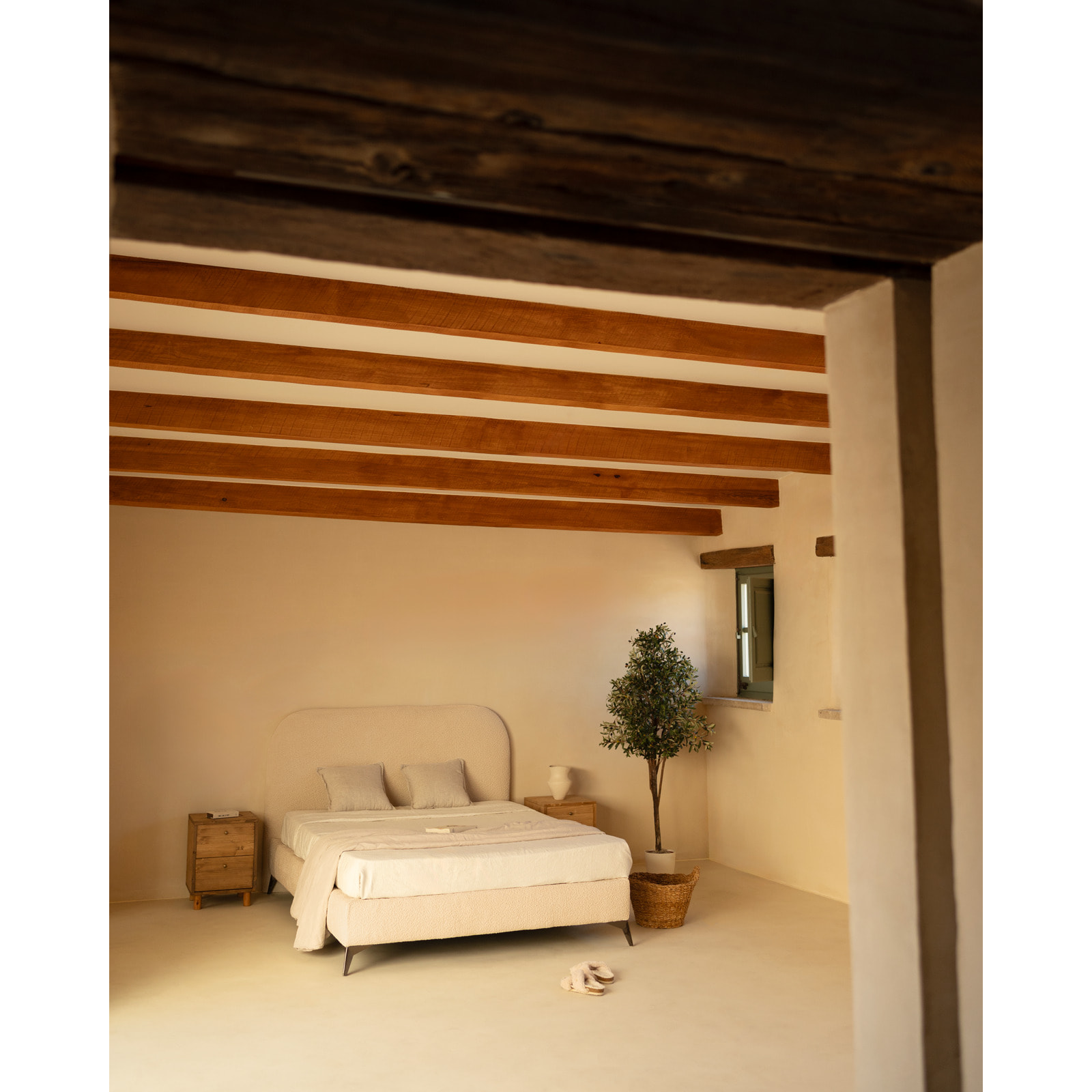 Cama tapizada de boculé beige para colchón de varias medidas