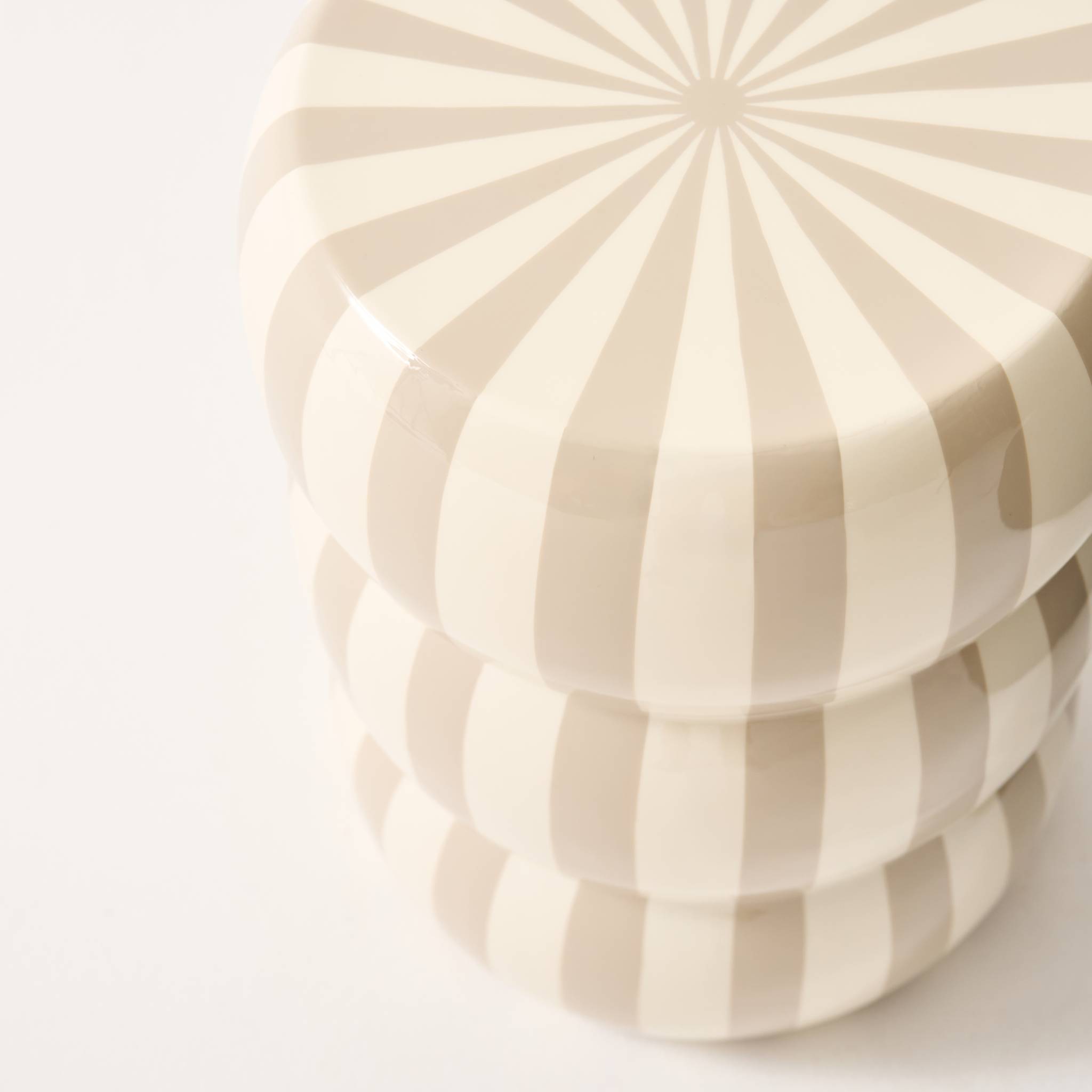 Table d'appoint. bout de canapé. table de chevet acier émaillé beige et blanc Ø33x H 46cm - Loli