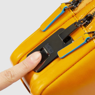 Piquadro Pochette porta iPad®mini con tracolla rimovibile e chiusura di sicurezza a impronta digitale