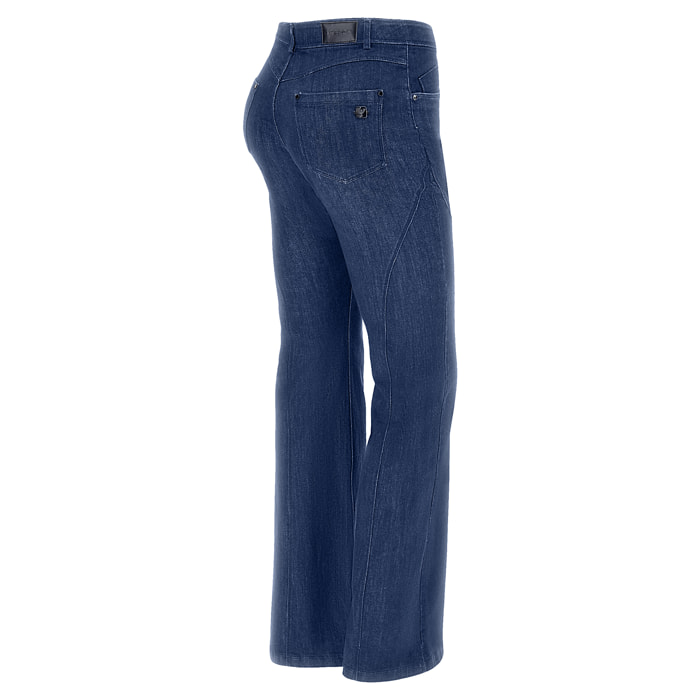 Jeans super flare con vita regular e cuciture decorative