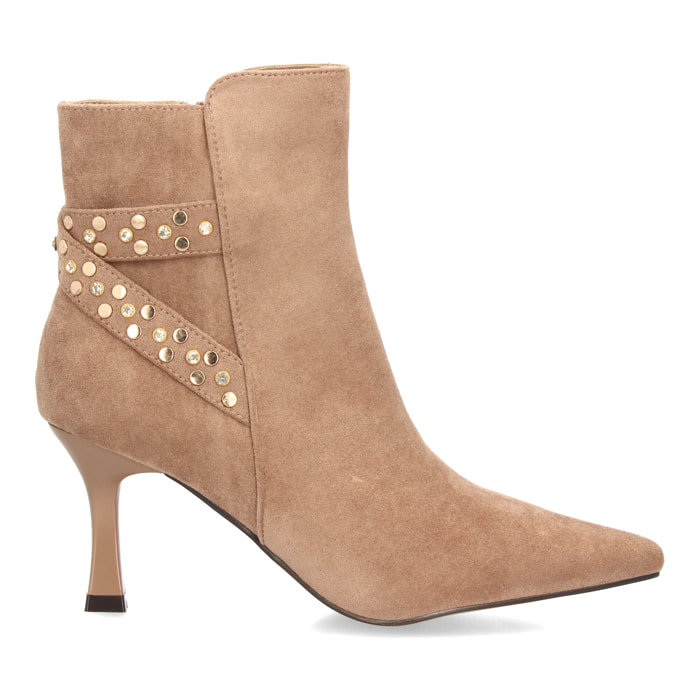 Botines elegantes con tachuelas y tacón fino