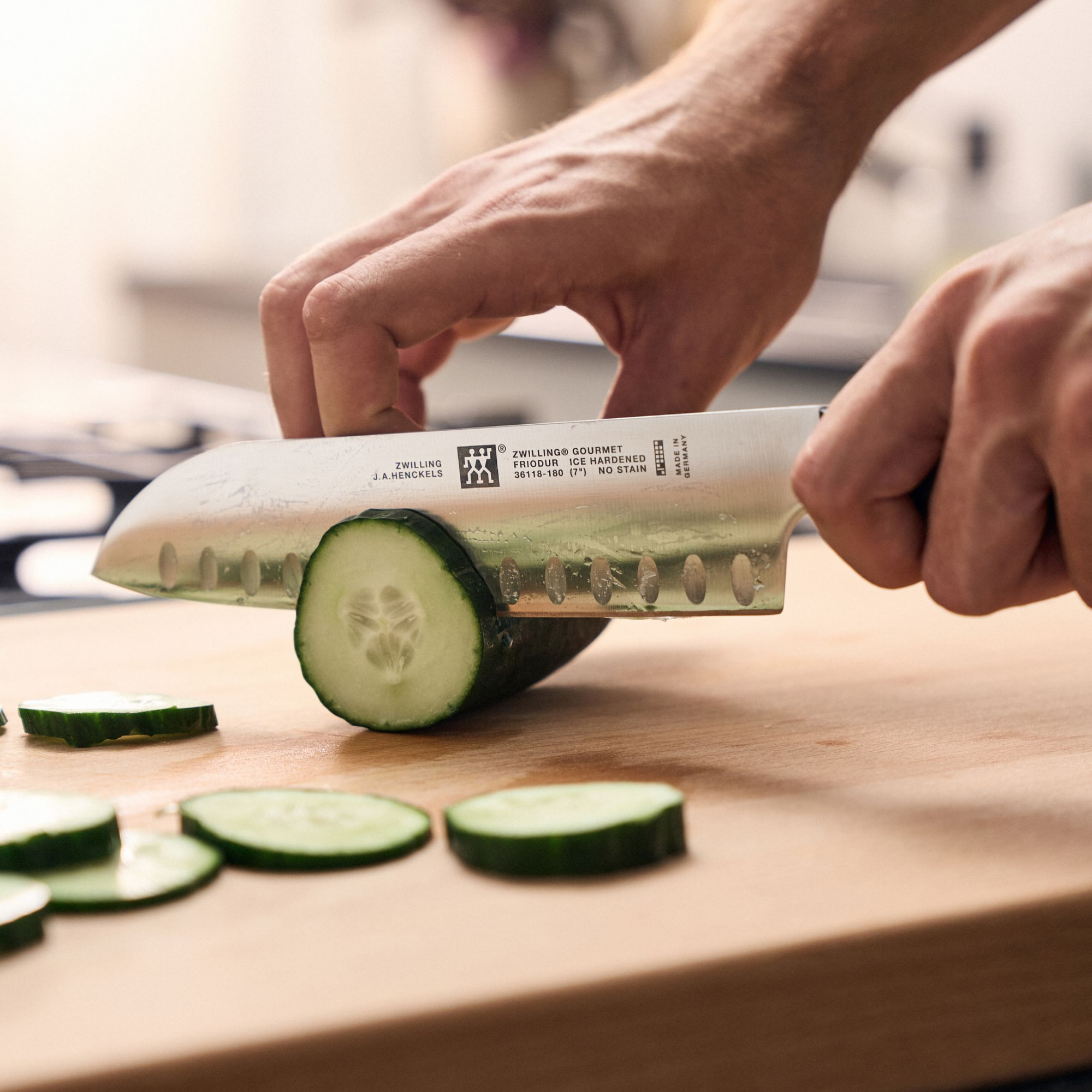 Couteau Santoku, 18 cm, Acier Spécial Inoxydable, Noir, Gourmet