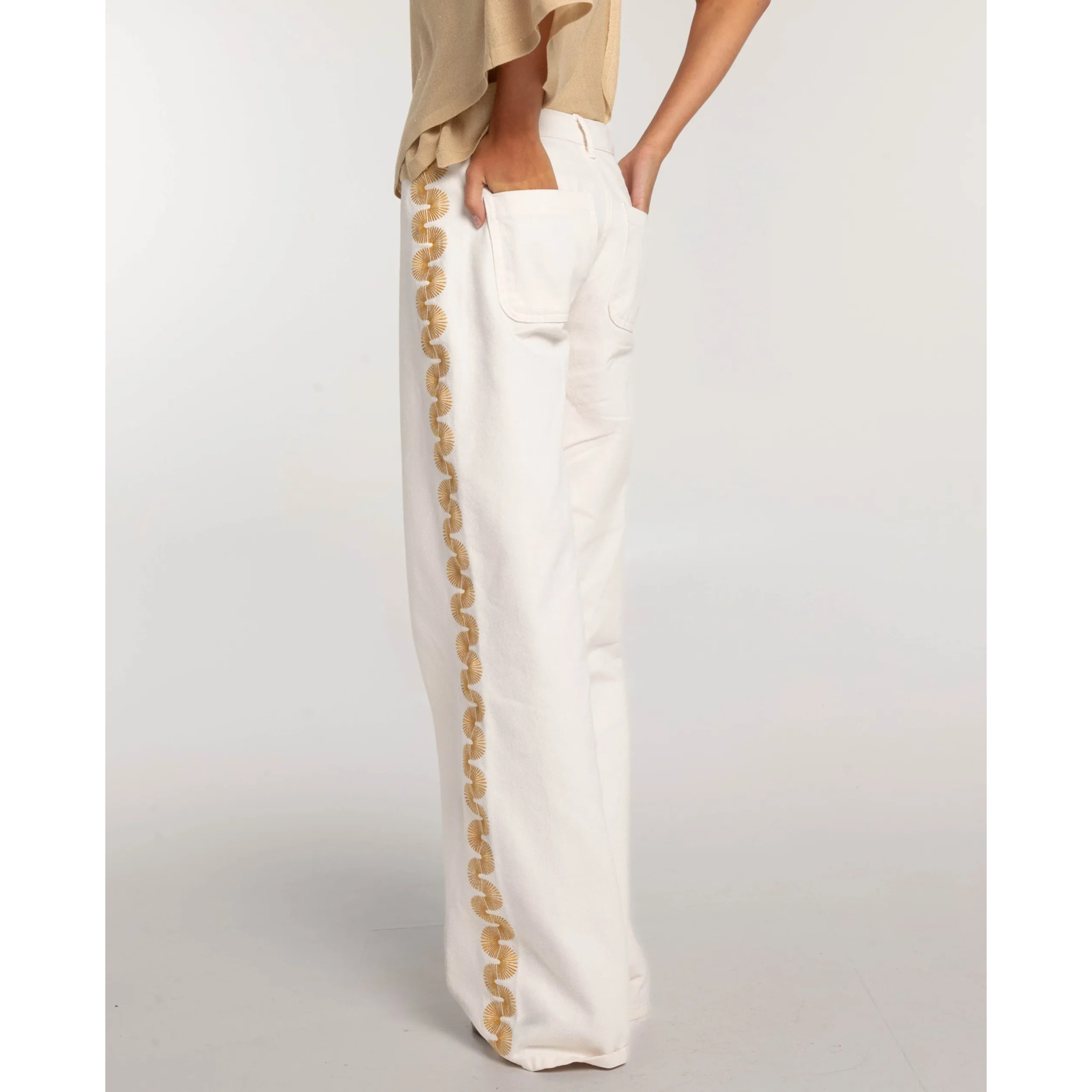 Pantalón vaquero recto con bordados de mujer