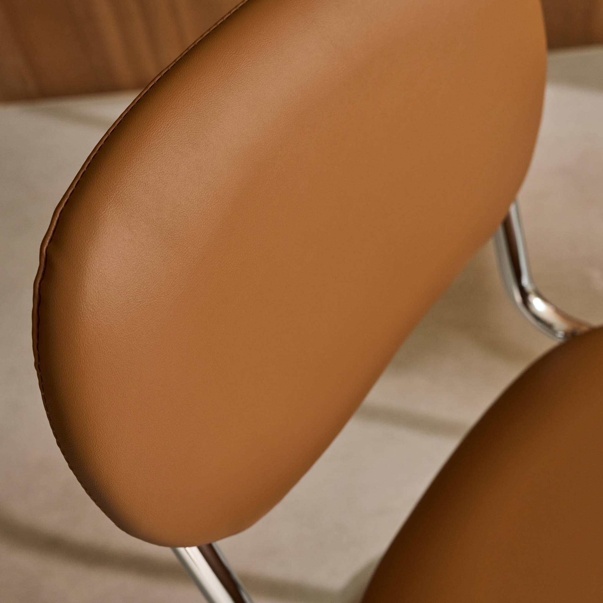 Lot de 2 chaises cantilever arrondie métal. similicuir marron et pieds chromés - L 47 x P 54.5 x H 81cm - Maloa