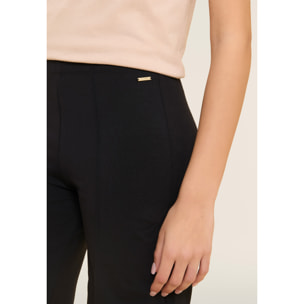 Pantaloni slim con gamba ampia e dettaglio piping