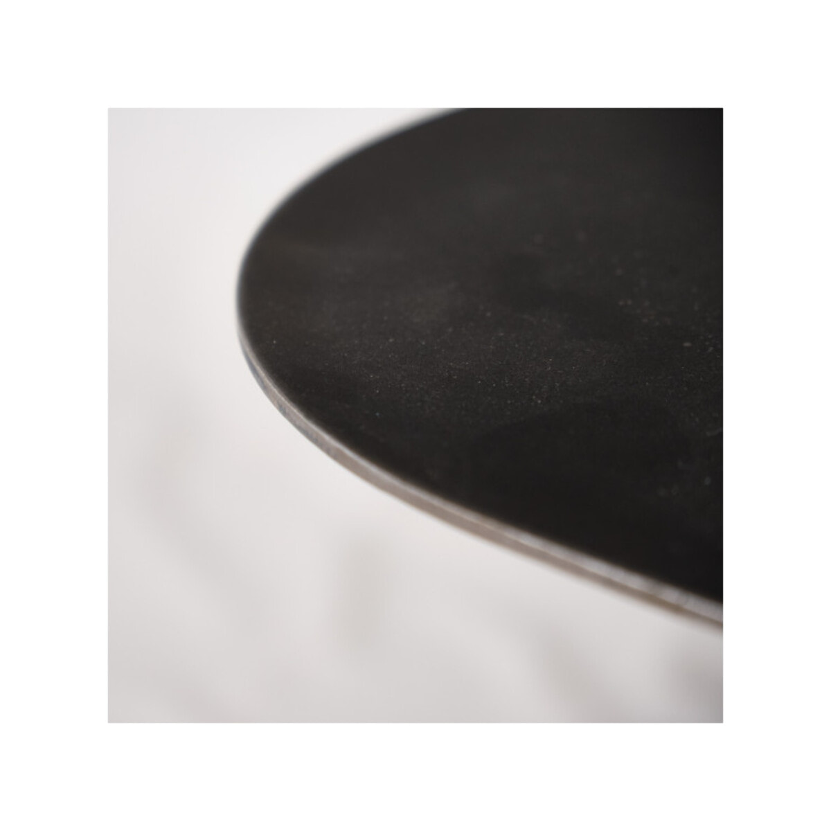 Table basse triangulaire en métal gris anthracite - 60 cm - PEGGY